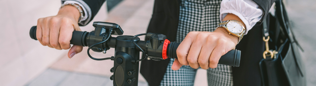 Holding e-scooter handlebars